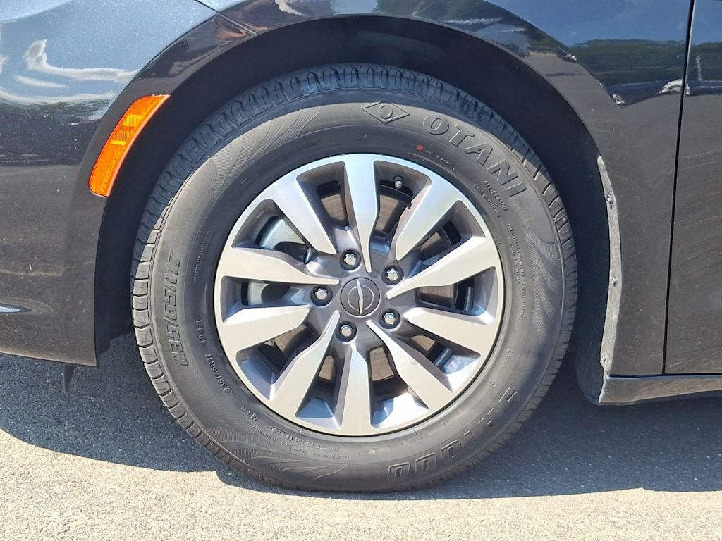 Thumbnail: 2023 Chrysler Pacifica - 5