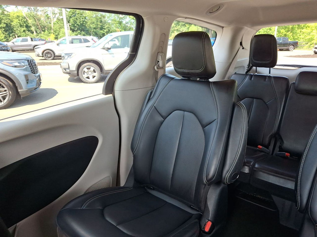 Thumbnail: 2023 Chrysler Pacifica - 9