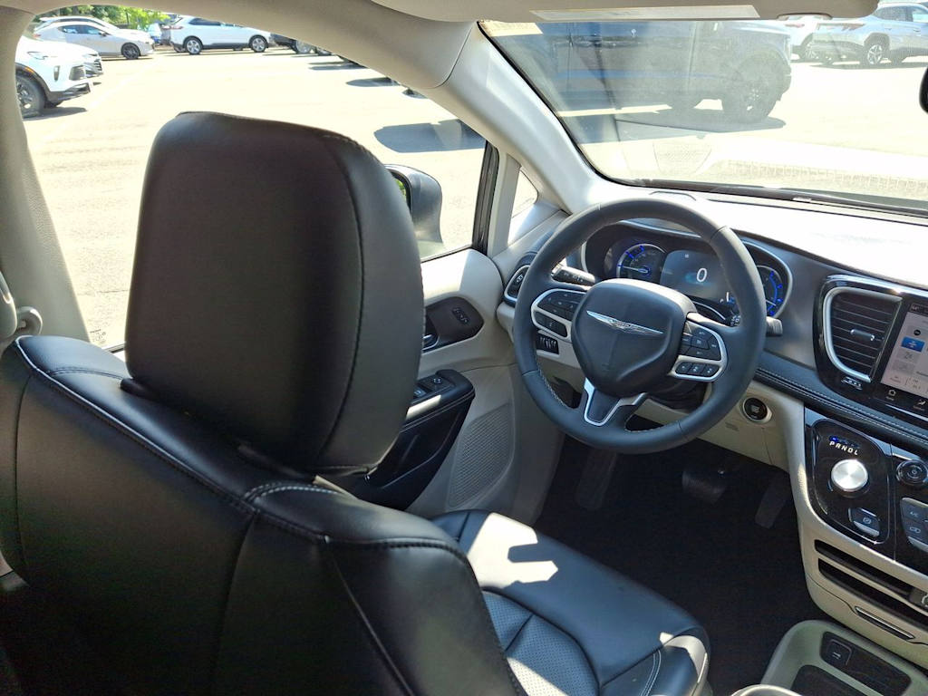 Thumbnail: 2023 Chrysler Pacifica - 6