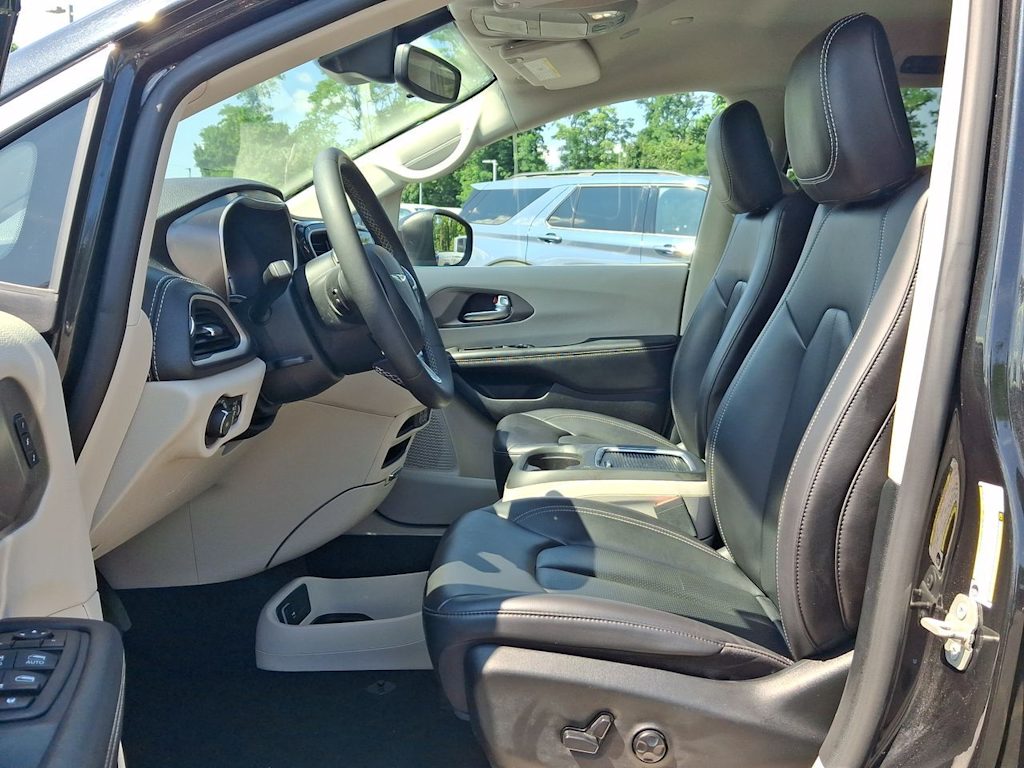Thumbnail: 2023 Chrysler Pacifica - 23