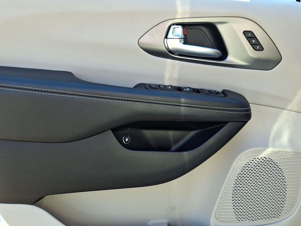 Thumbnail: 2024 Chrysler Pacifica - 22
