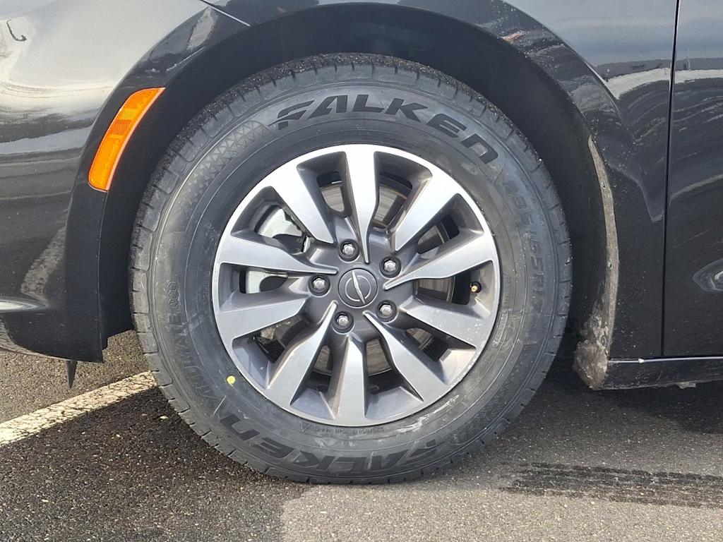 Thumbnail: 2024 Chrysler Pacifica - 6