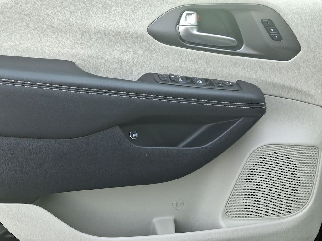 Thumbnail: 2024 Chrysler Pacifica - 24