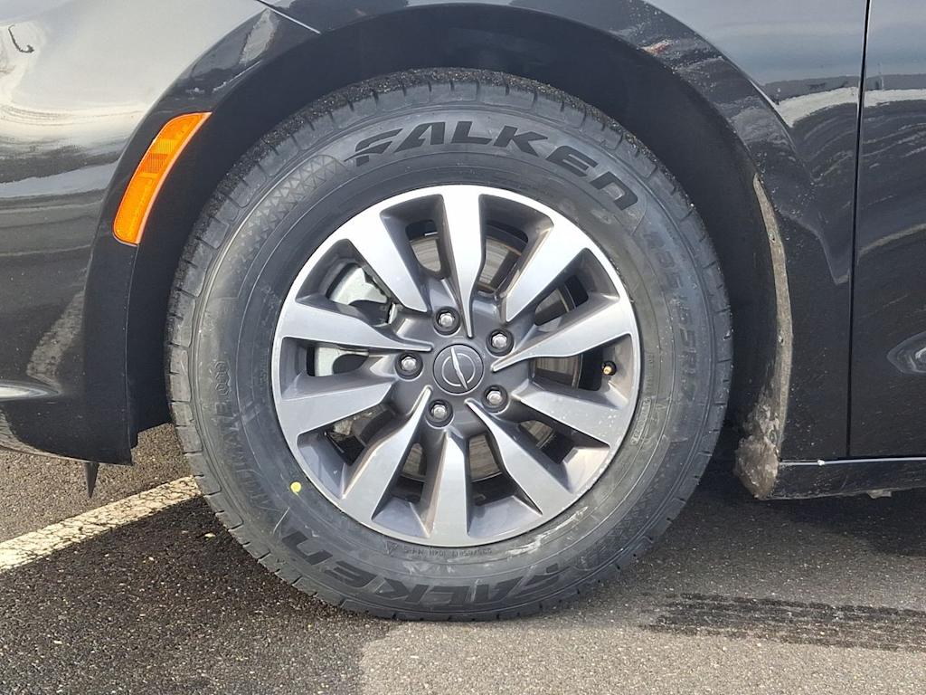 Thumbnail: 2024 Chrysler Pacifica - 6