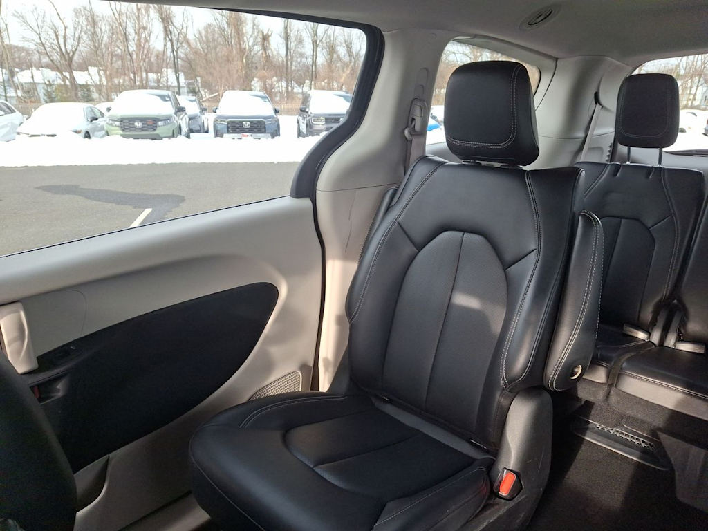 Thumbnail: 2024 Chrysler Pacifica - 8