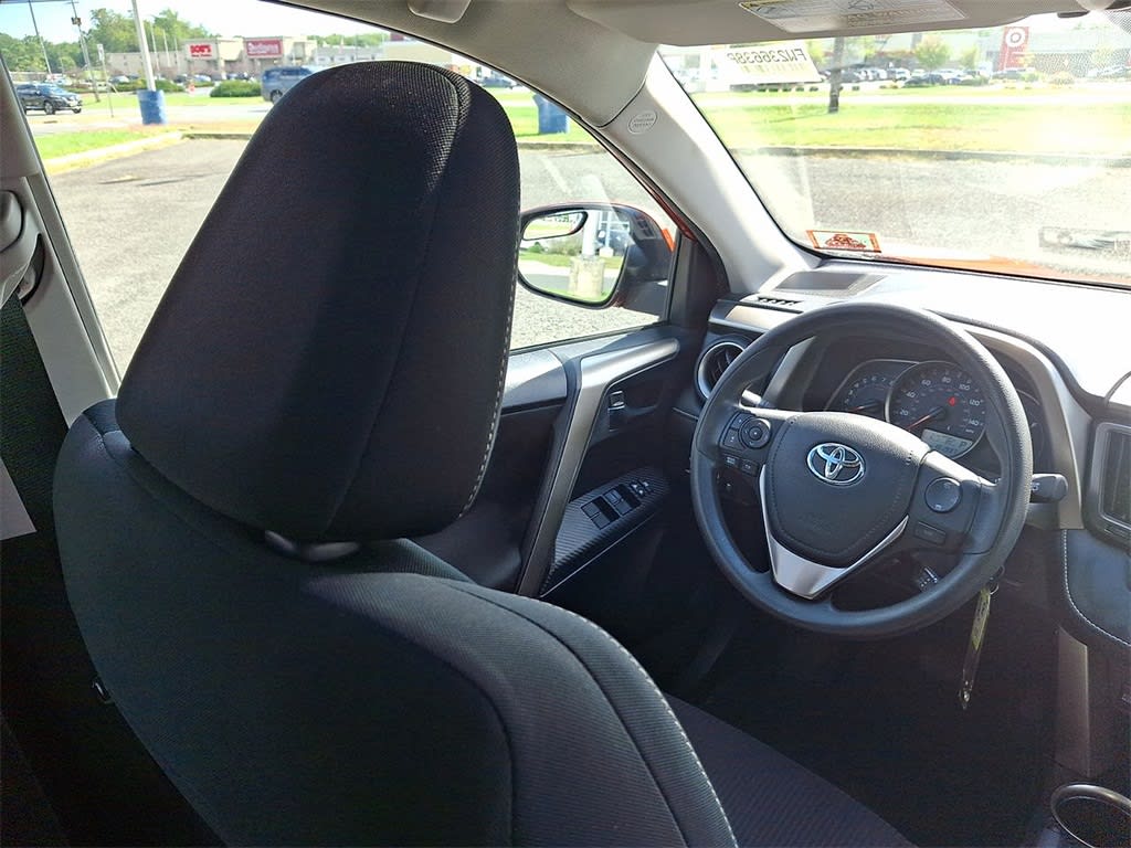 Thumbnail: 2015 Toyota RAV4 - 11