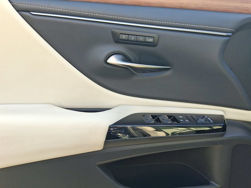 Thumbnail: 2025 Lexus ES - 24
