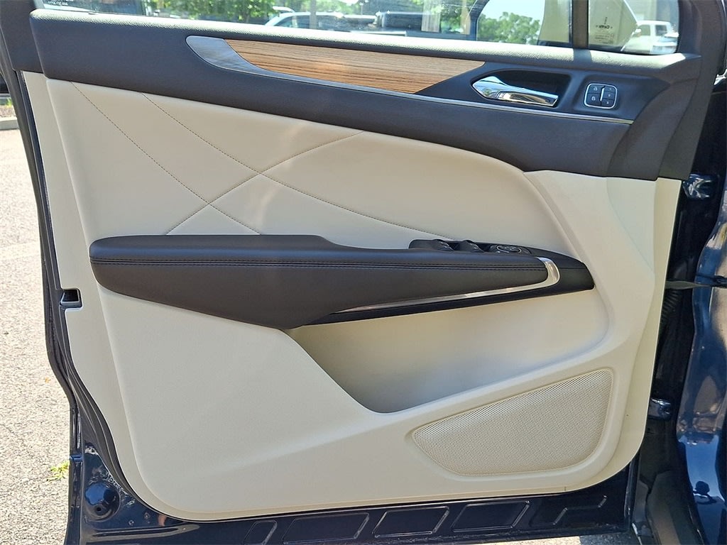 Thumbnail: 2015 Lincoln MKC - 17