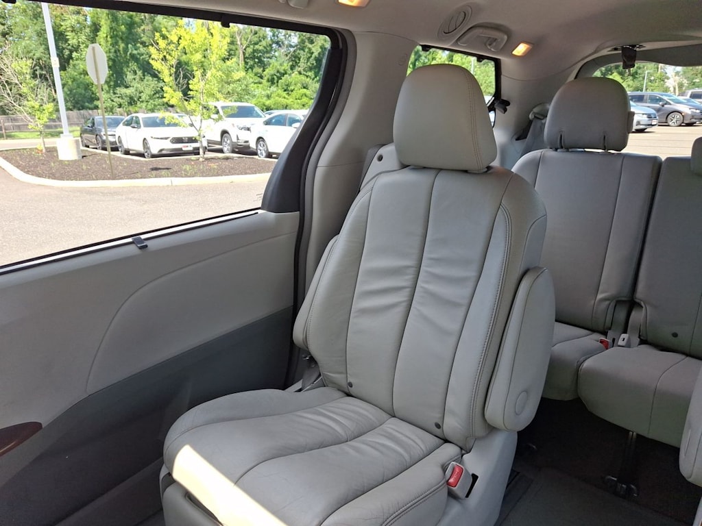 Thumbnail: 2013 Toyota Sienna - 9