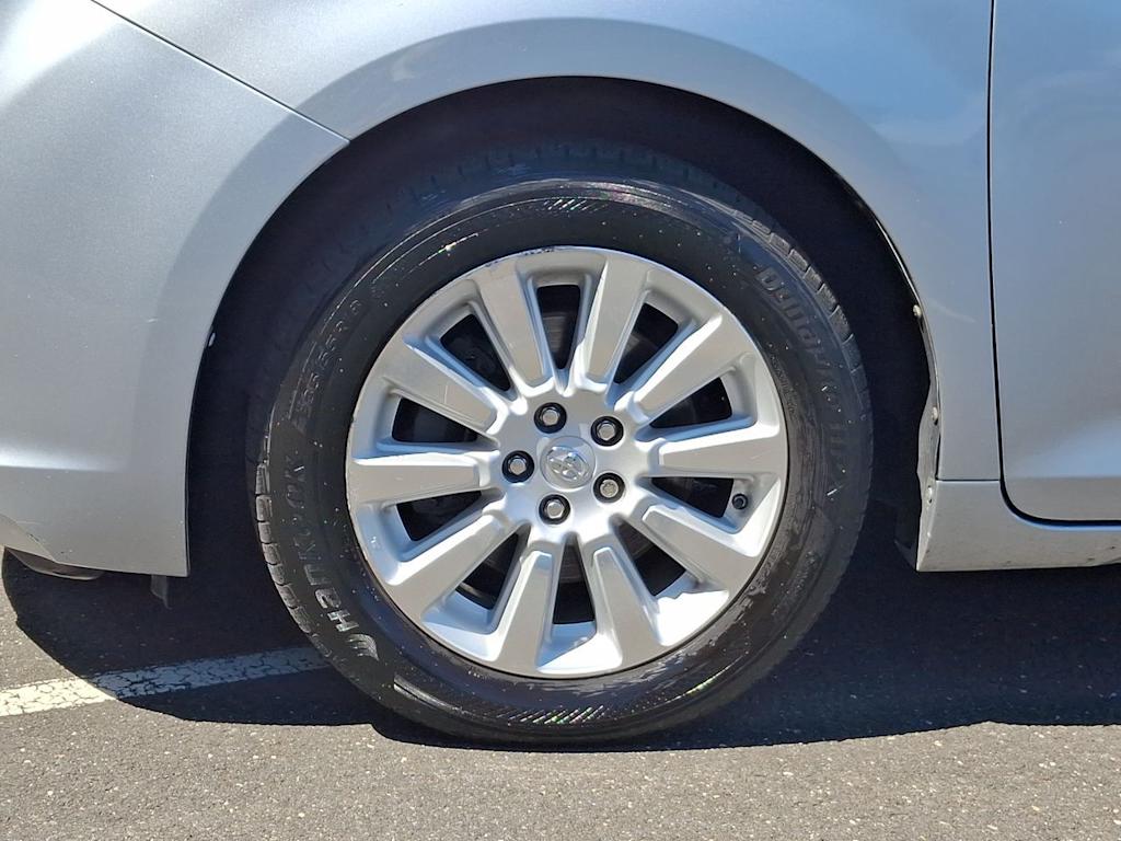 Thumbnail: 2013 Toyota Sienna - 6