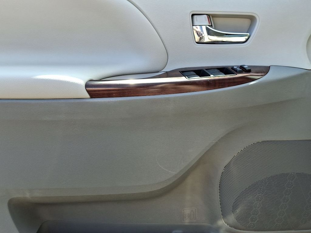 Thumbnail: 2013 Toyota Sienna - 21