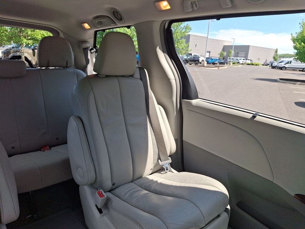 Thumbnail: 2013 Toyota Sienna - 13
