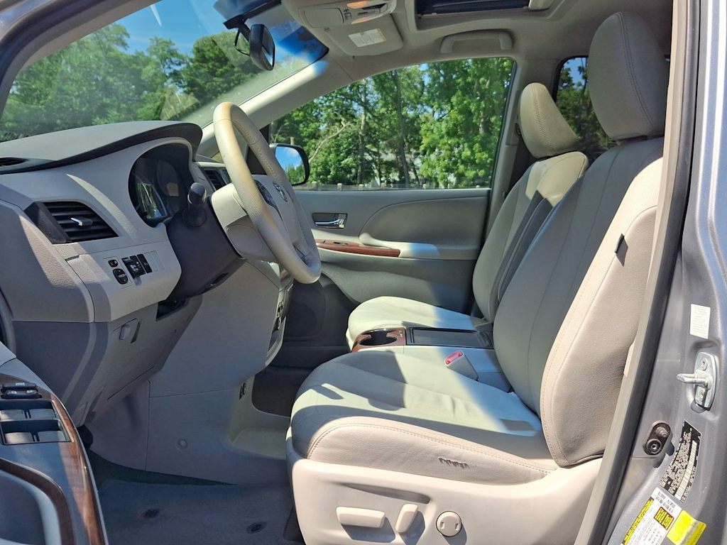 Thumbnail: 2013 Toyota Sienna - 8