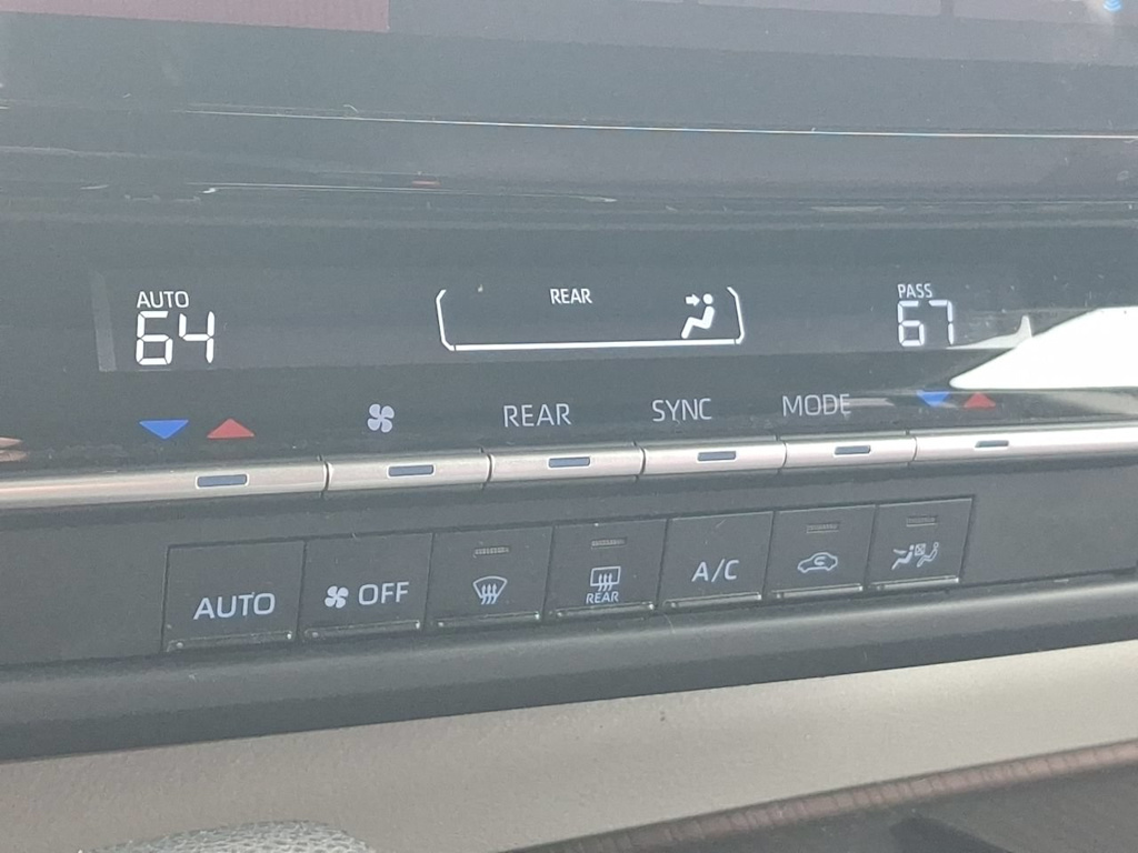 Thumbnail: 2021 Toyota Sienna - 16