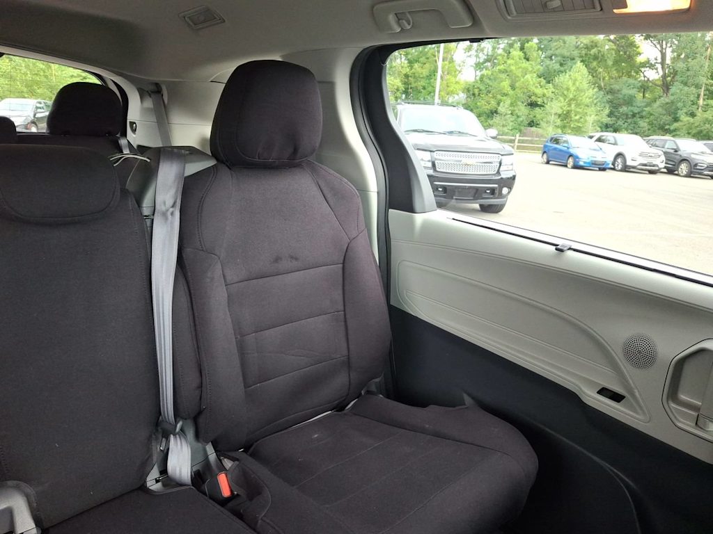 Thumbnail: 2021 Toyota Sienna - 14