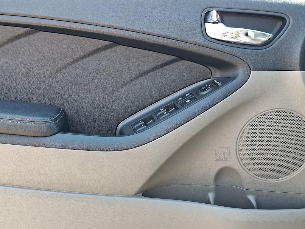 Thumbnail: 2015 Kia Forte - 24