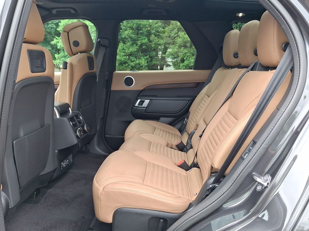 Thumbnail: 2023 Land Rover Discovery - 28