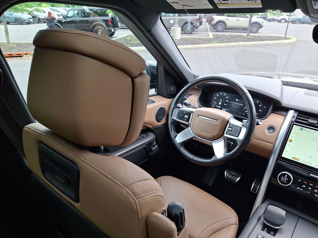 Thumbnail: 2023 Land Rover Discovery - 6