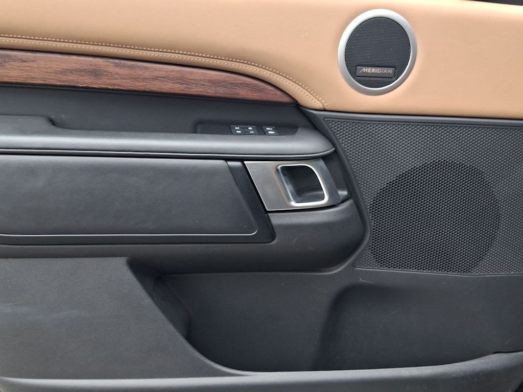 Thumbnail: 2023 Land Rover Discovery - 22
