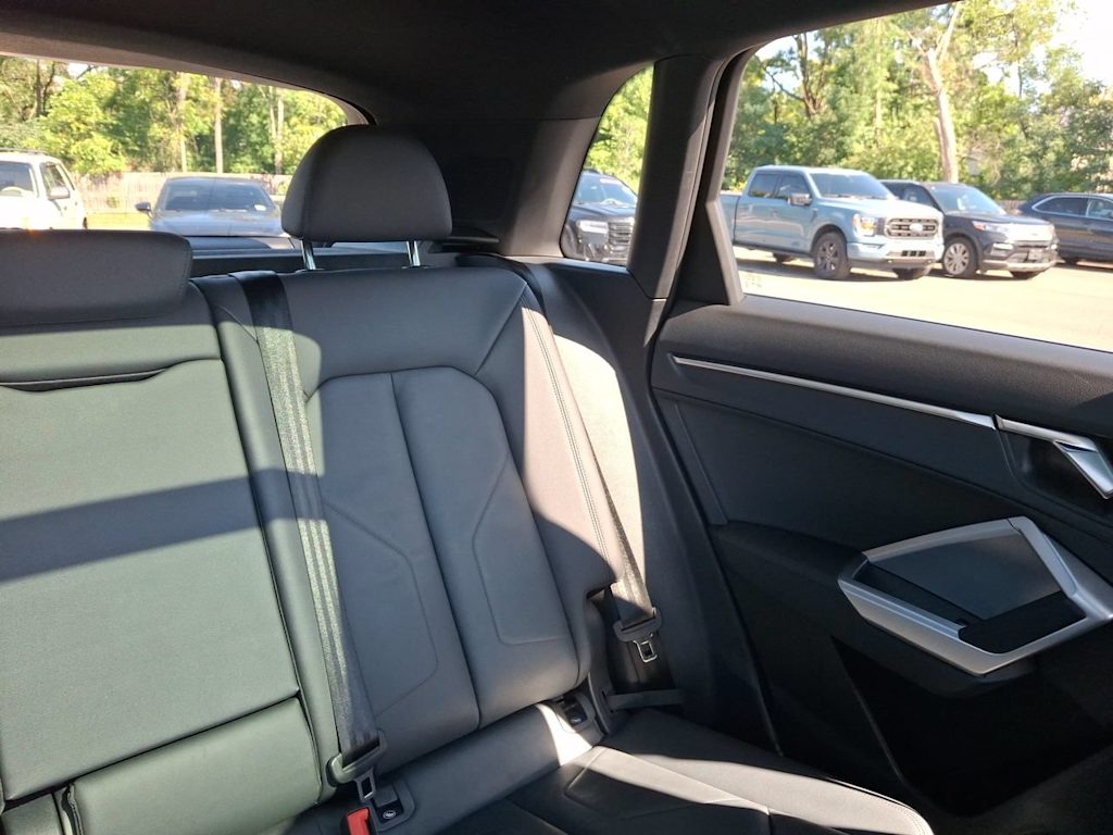 Thumbnail: 2025 Audi Q3 - 10