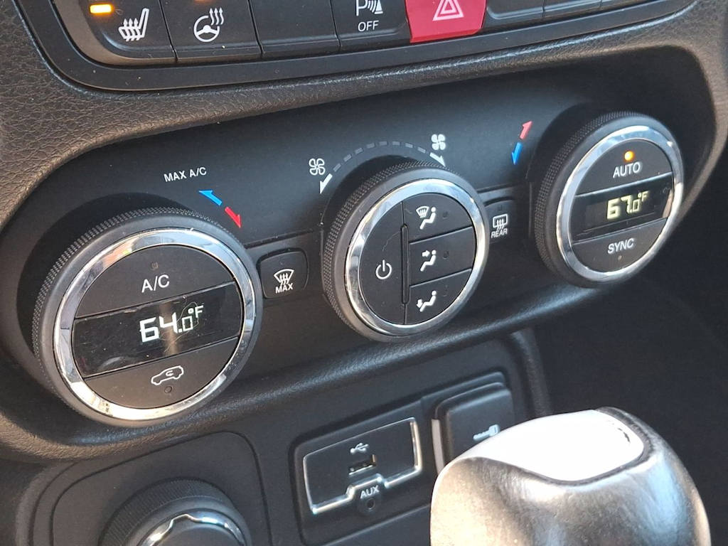 Thumbnail: 2016 Jeep Renegade - 28