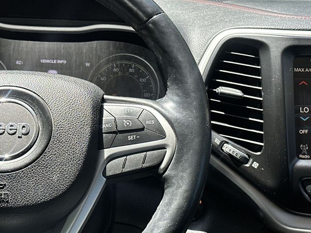 Thumbnail: 2015 Jeep Cherokee - 21