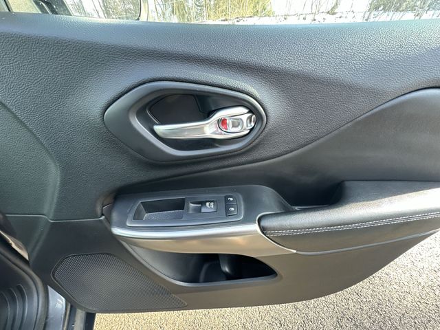 Thumbnail: 2019 Jeep Cherokee - 26