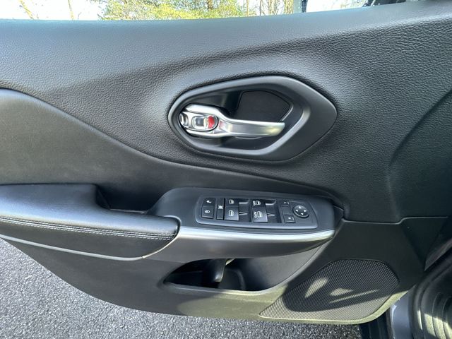 Thumbnail: 2019 Jeep Cherokee - 24