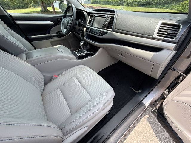Thumbnail: 2016 Toyota Highlander - 25