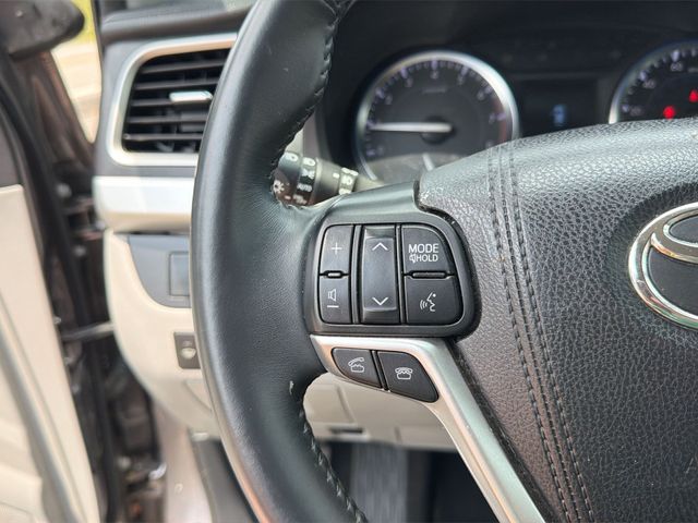 Thumbnail: 2016 Toyota Highlander - 18