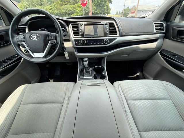Thumbnail: 2016 Toyota Highlander - 10