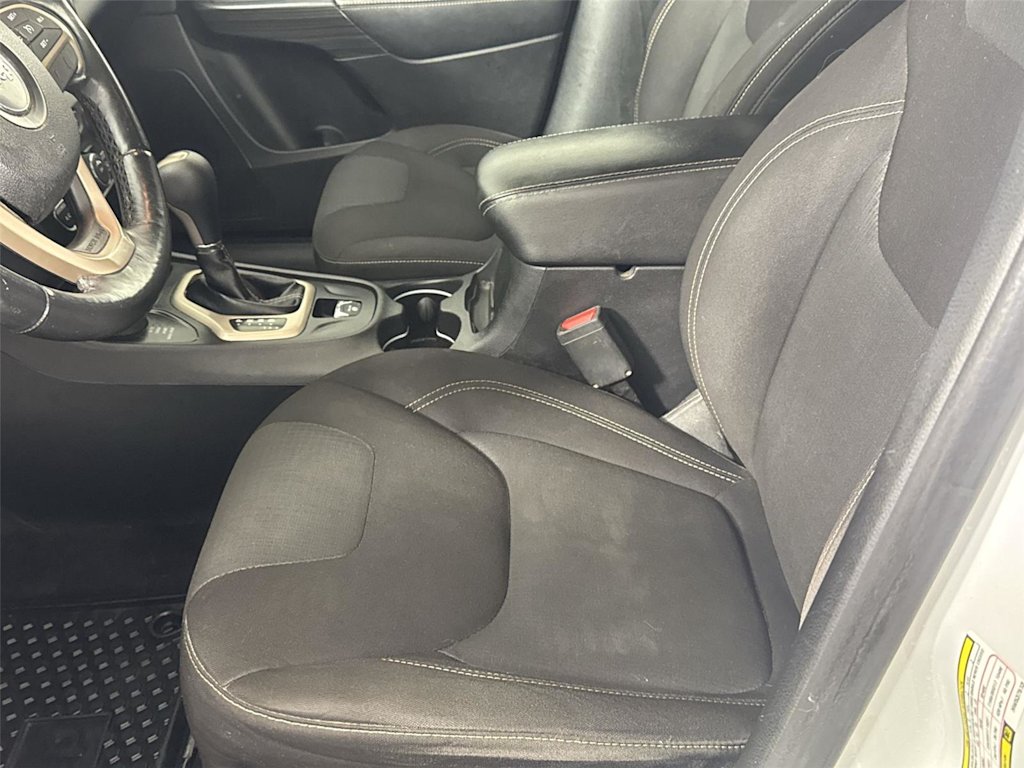 Thumbnail: 2017 Jeep Cherokee - 7