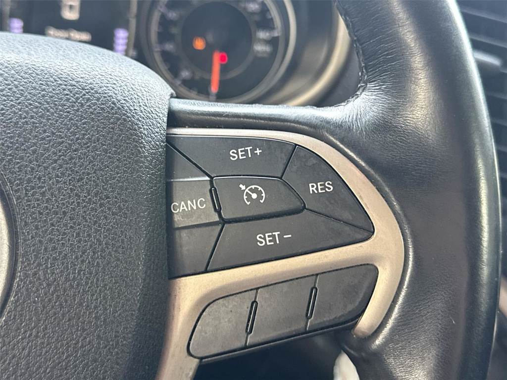 Thumbnail: 2017 Jeep Cherokee - 23