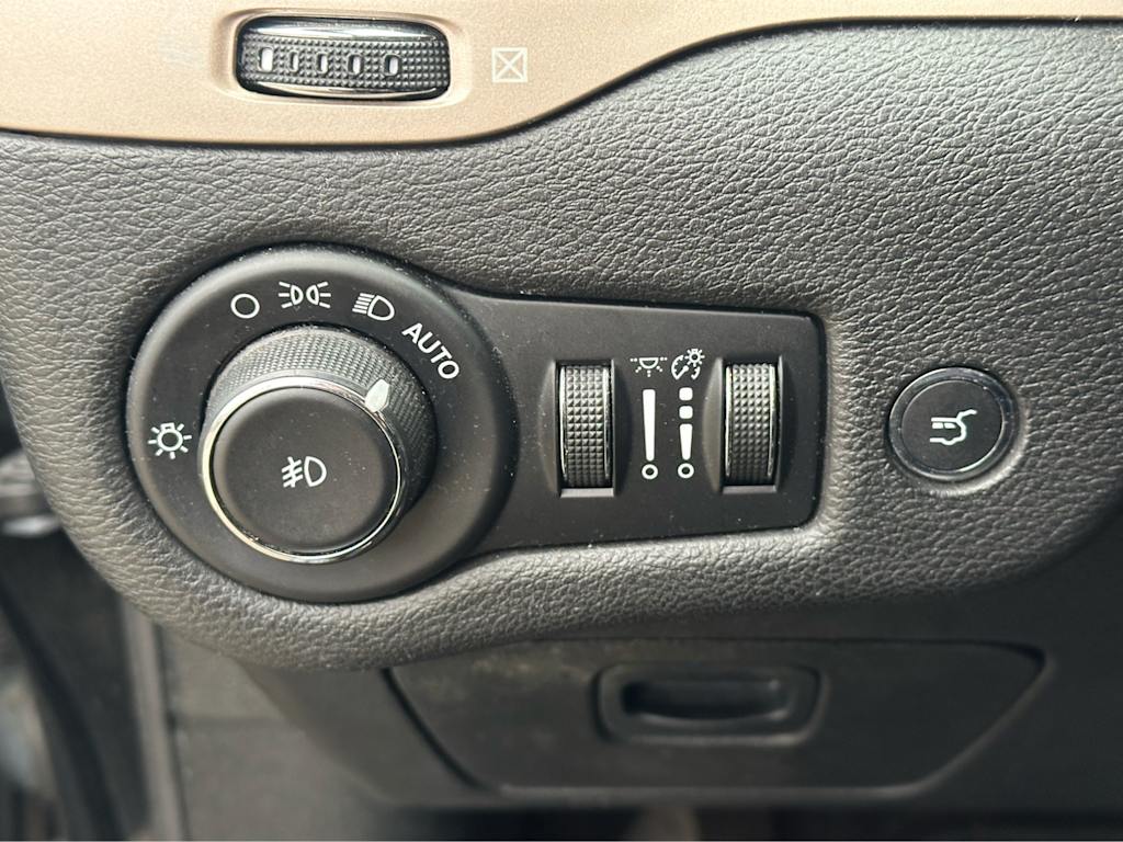 Thumbnail: 2018 Jeep Cherokee - 19