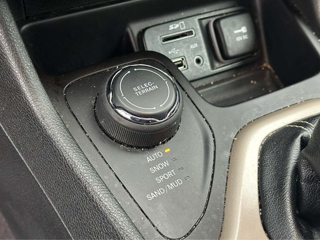 Thumbnail: 2018 Jeep Cherokee - 16