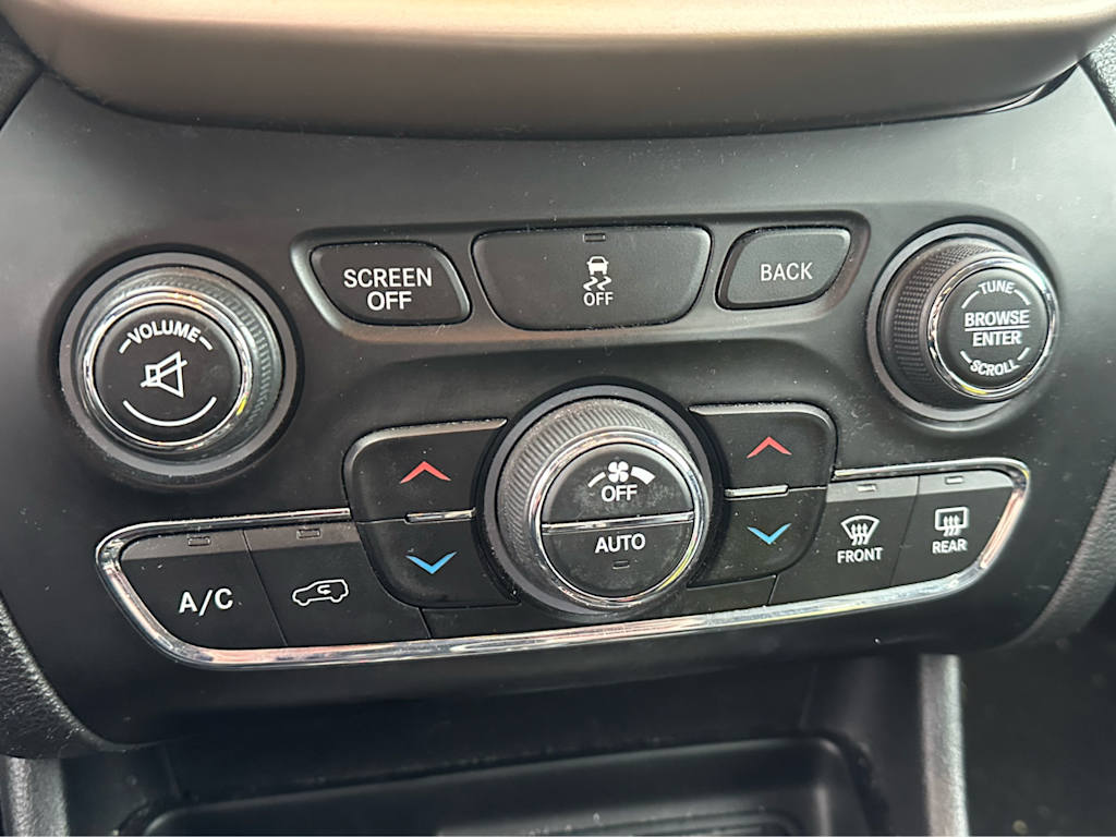 Thumbnail: 2018 Jeep Cherokee - 18