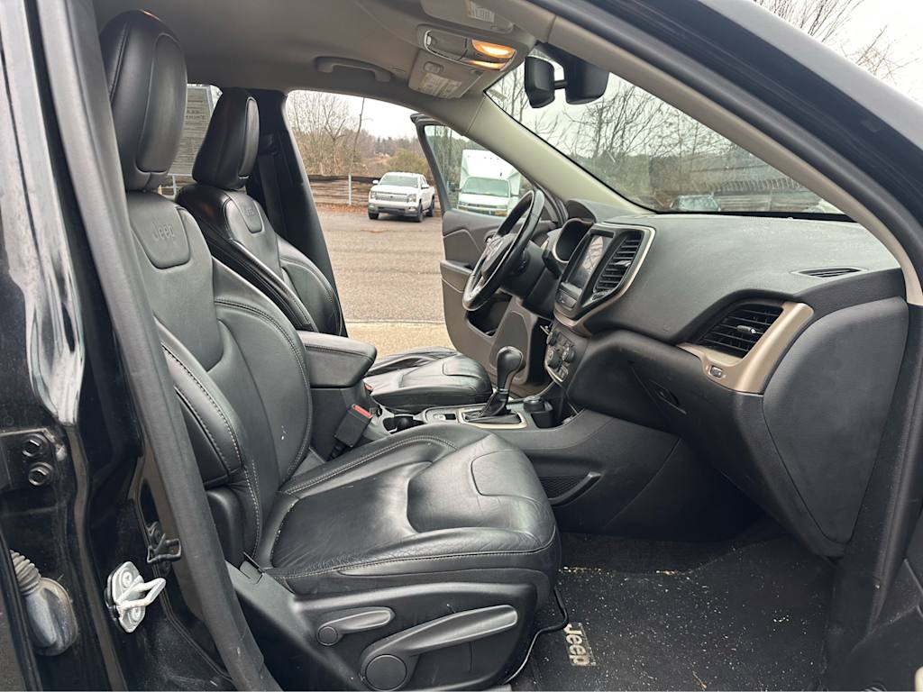 Thumbnail: 2018 Jeep Cherokee - 21