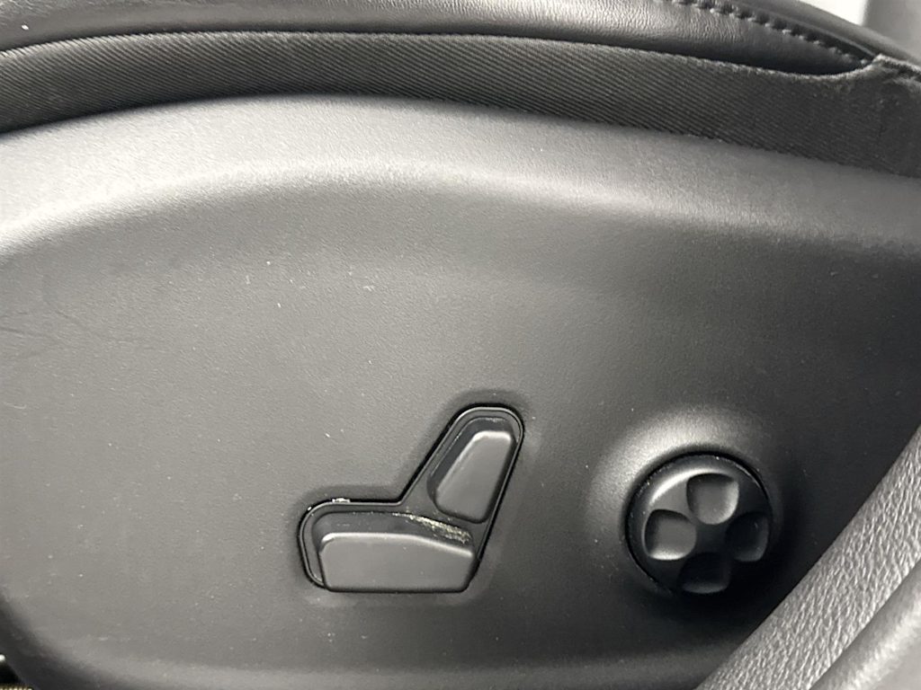 Thumbnail: 2019 Jeep Cherokee - 18