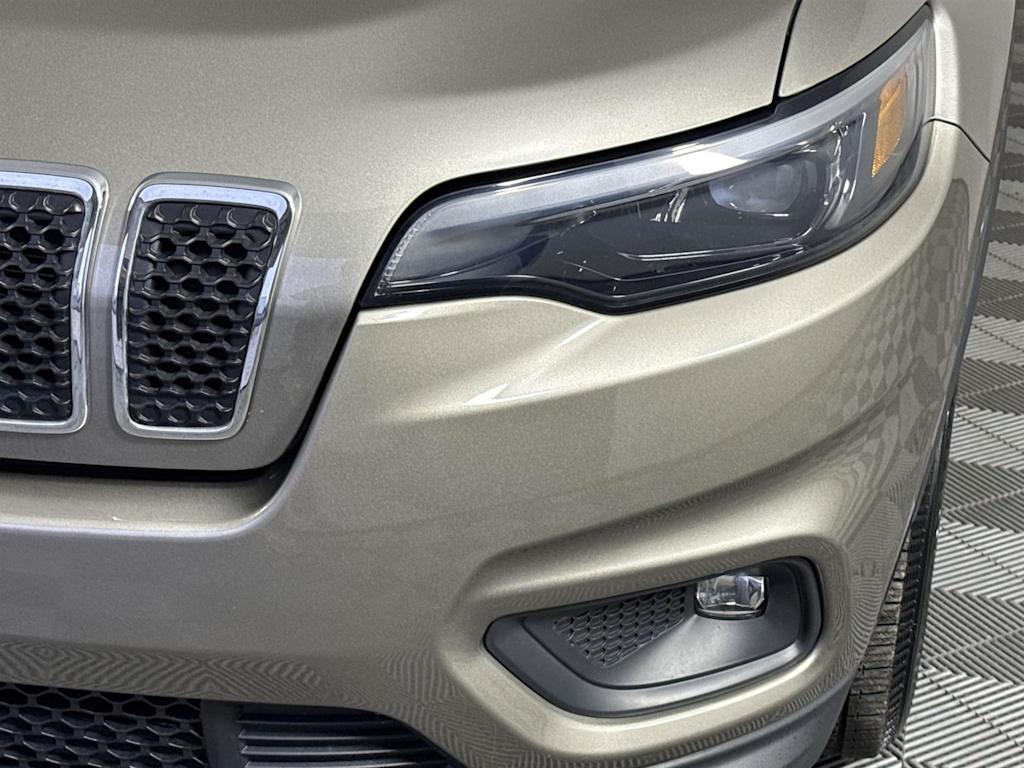 Thumbnail: 2019 Jeep Cherokee - 17