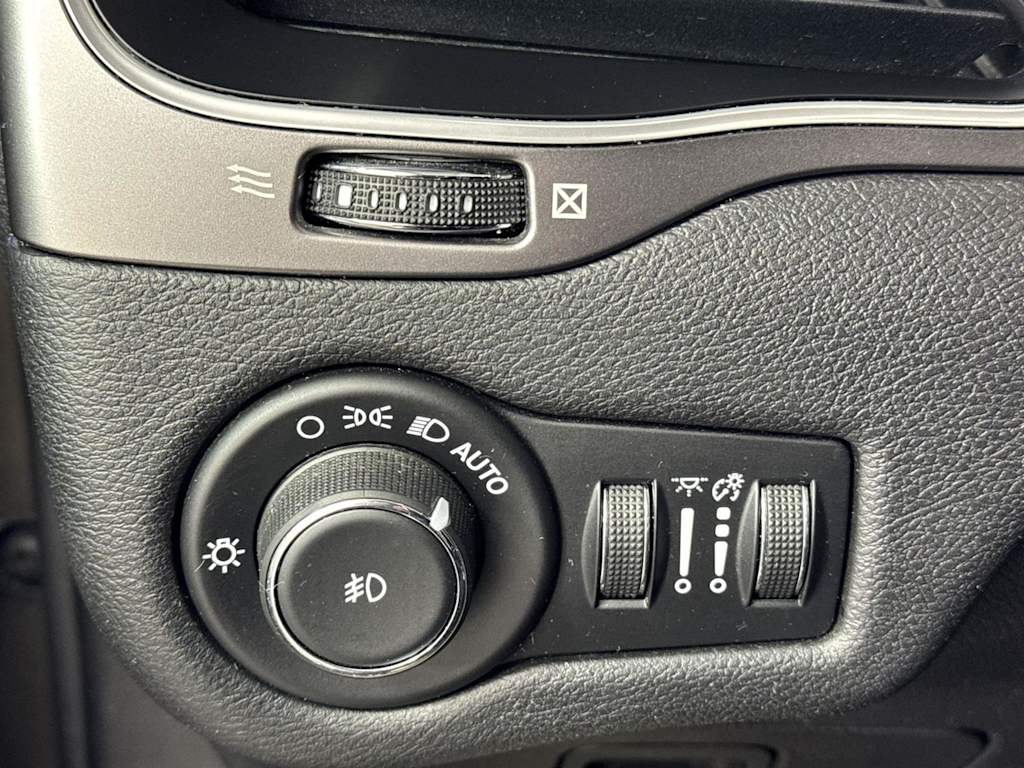 Thumbnail: 2019 Jeep Cherokee - 24