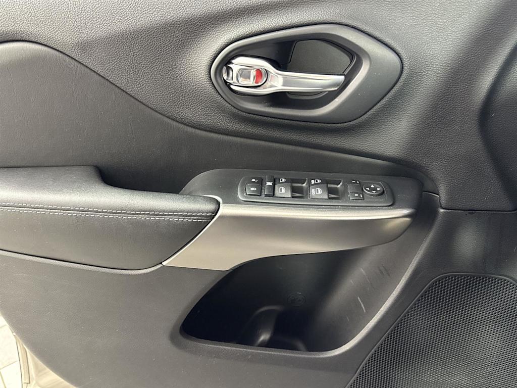 Thumbnail: 2019 Jeep Cherokee - 22