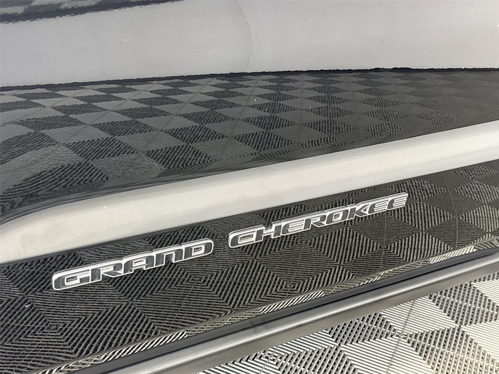Thumbnail: 2020 Jeep Grand Cherokee - 6