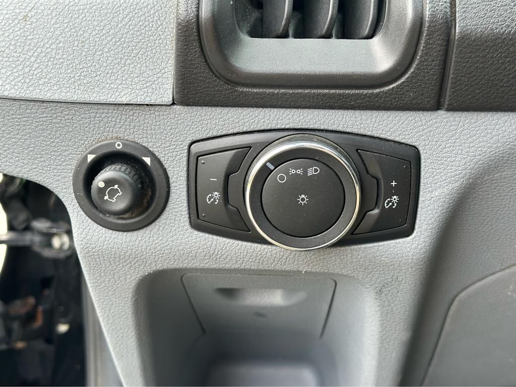 Thumbnail: 2015 Ford Transit Series - 20