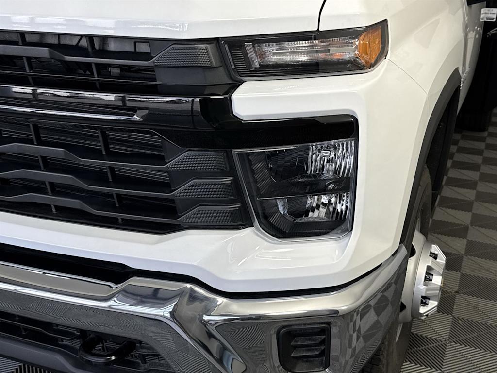 Thumbnail: 2025 Chevrolet Silverado 3500 - 17