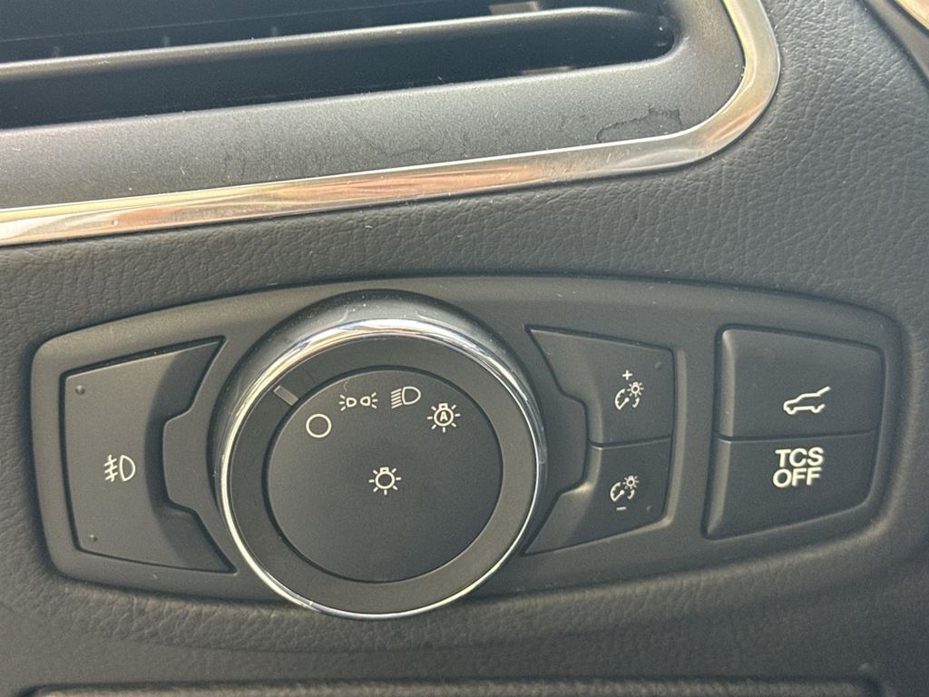 Thumbnail: 2021 Ford Edge - 25