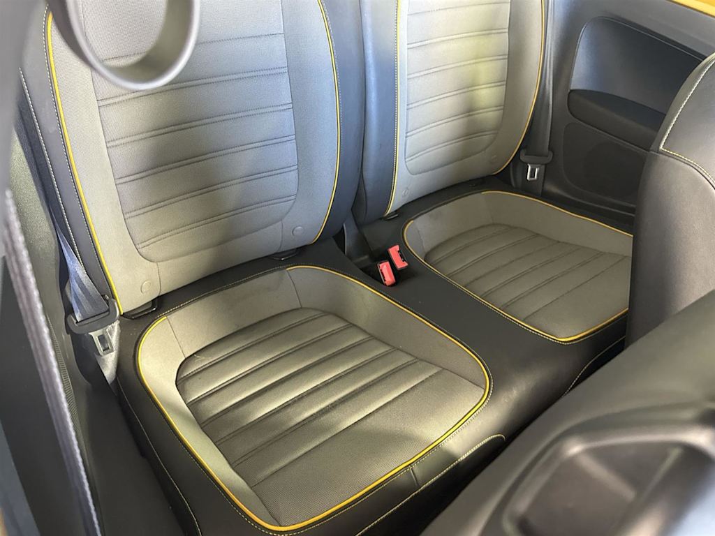 Thumbnail: 2016 Volkswagen Beetle - 9