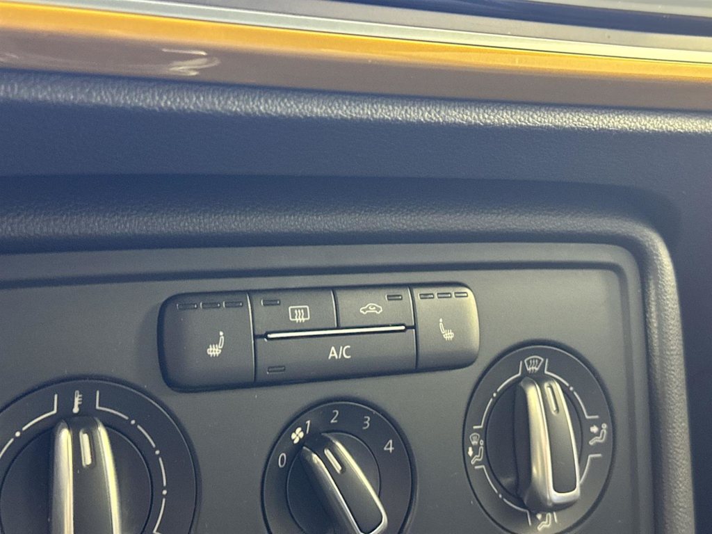 Thumbnail: 2016 Volkswagen Beetle - 21