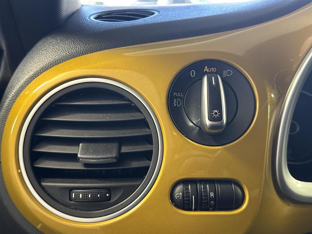 Thumbnail: 2016 Volkswagen Beetle - 24