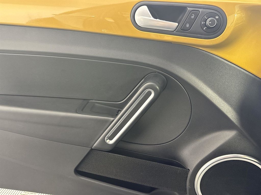 Thumbnail: 2016 Volkswagen Beetle - 22