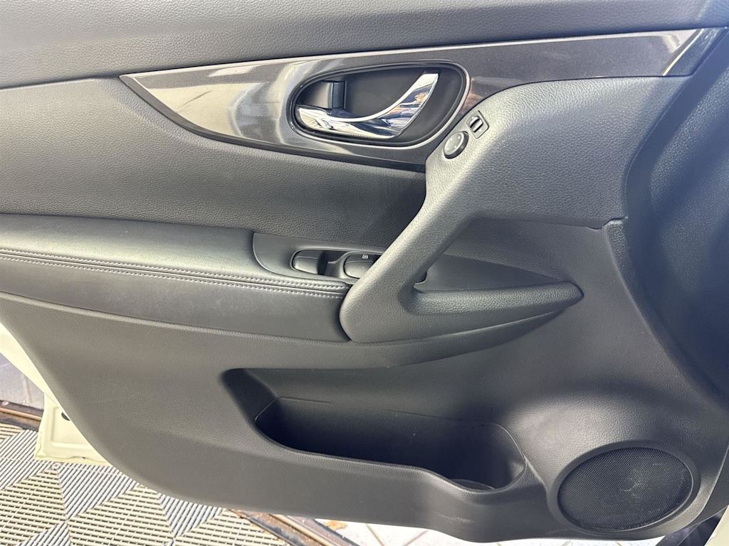 Thumbnail: 2017 Nissan Rogue - 24